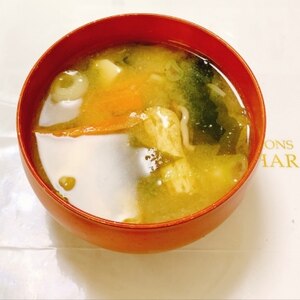 にんじん・しめじ・木綿豆腐の味噌汁